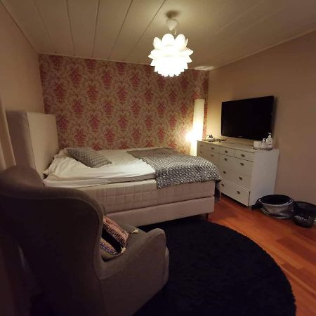 לולאו Own Room With Big Bed In A Big House! מראה חיצוני תמונה