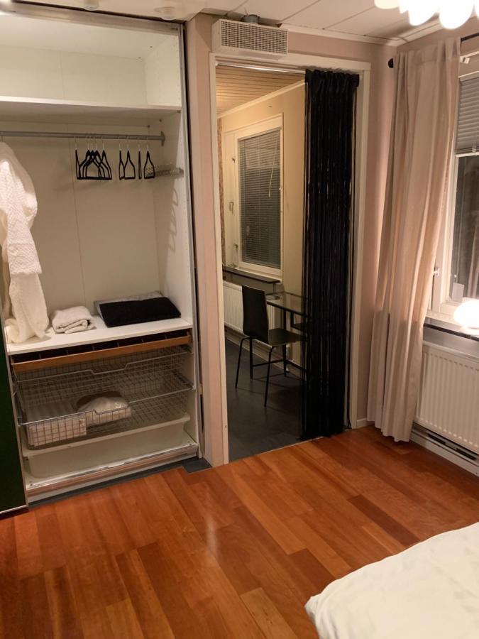 לולאו Own Room With Big Bed In A Big House! מראה חיצוני תמונה