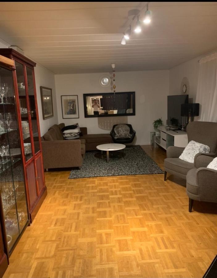 לולאו Own Room With Big Bed In A Big House! מראה חיצוני תמונה